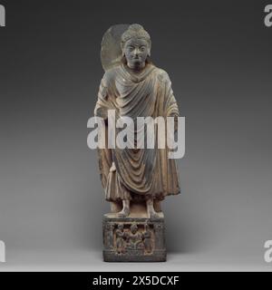 Pakistan : Bouddha debout, Gandhara, IIIe au IVe siècle. Metropolitan Museum of Art, New York. Gandhara est connu pour le style Gandhara distinctif de l'art bouddhiste, qui s'est développé à partir d'une fusion d'influences artistiques grecques, syriennes, persanes et indiennes. Ce développement a commencé pendant la période parthe (50 av. J.-C. – 75 EC). Le style Gandharan a prospéré et a atteint son apogée pendant la période Kushan, du 1er au 5ème siècle. Banque D'Images