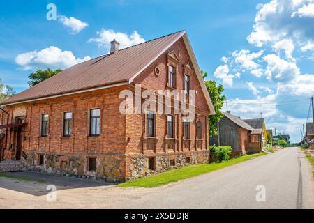 Rue principale dans le vieux village de croyants de Varnja. Estonie, États baltes Banque D'Images