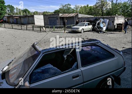 Non exclusif : ZAPORIZHZHIA, UKRAINE - 8 MAI 2024 - des voitures endommagées sont vues dans une coopérative de garage après la nuit massive de missiles russes et dro Banque D'Images