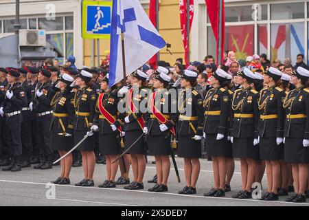 Vladivostok, Russie. 9 mai 2024. Les soldats participent à la parade militaire du jour de la victoire, qui marque le 79e anniversaire de la victoire soviétique dans la Grande Guerre patriotique, le mandat de la Russie pour la seconde Guerre mondiale, à Vladivostok, Russie, le 9 mai 2024. Crédit : Guo Feizhou/Xinhua/Alamy Live News Banque D'Images