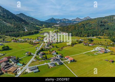 La région autour de la municipalité tyrolienne de Heiterwang dans la vallée de Zwischentoren par le haut Banque D'Images