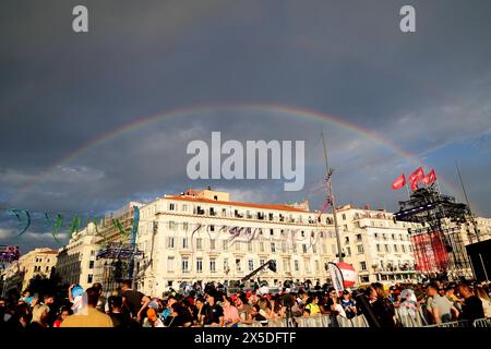 Marseille, France. 08 mai 2024. Cérémonie d’arrivée de la flamme olympique au Vieux-Port, en prévision des Jeux Olympiques et Paralympiques de Paris 2024, à Marseille, France, le 8 mai 2024. Le transfert de la flamme à terre à partir d'un grand voilier du XIXe siècle marquera le début d'un relais torche de 7 500 km à travers la France métropolitaine. Photo Dominique Jacovides/Pool/ABACAPRESS. COM Credit : Abaca Press/Alamy Live News Banque D'Images