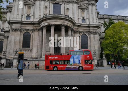 Bus rouge londonien à toit ouvert et vue sur le dessus devant la cathédrale St pauls Banque D'Images
