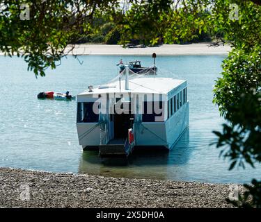 5 novembre 2023 - ferry Mapua arrivant à Mapua de Rabbit Island en arrière-plan. Tasman District, île du sud, Aotearoa, Nouvelle-Zélande. Banque D'Images