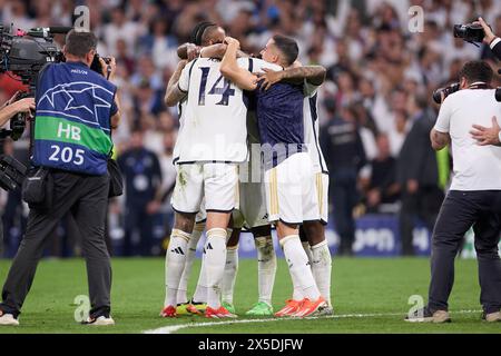 Madrid, Espagne. 08 mai 2024. Les joueurs du Real Madrid CF célèbrent leur victoire en 2023/2024 en demi-finale de la Ligue des champions de l'UEFA lors du match de deuxième manche entre le Real Madrid CF et le FC Bayern Munchen au stade Santiago Bernabeu. Score final : Real Madrid CF 2:1 FC Bayern Munchen crédit : SOPA images Limited/Alamy Live News Banque D'Images