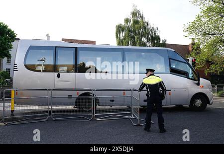 Les demandeurs d'asile sont conduits par bus à un autre endroit après une opération tôt le matin pour enlever les tentes qui ont été dressées par les demandeurs d'asile le long d'un tronçon du Grand canal, Dublin. Les demandeurs d'asile ont déménagé dans la région après qu'un autre camp de migrants improvisé entourant l'Office de protection internationale (IPO) à Mount Street, Dublin, a été démantelé dans le cadre d'opérations multi-agences la semaine dernière. Date de la photo : jeudi 9 mai 2024. Banque D'Images