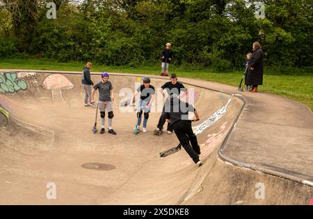 Un jeune habillé de noir effectue des cascades devant ses pairs au Wilderness Skate Park, Porthcawl, Royaume-Uni. 27 avril 2024. Banque D'Images