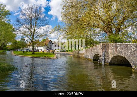 Le gué sur la rivière darent, au printemps à Eynesford Banque D'Images