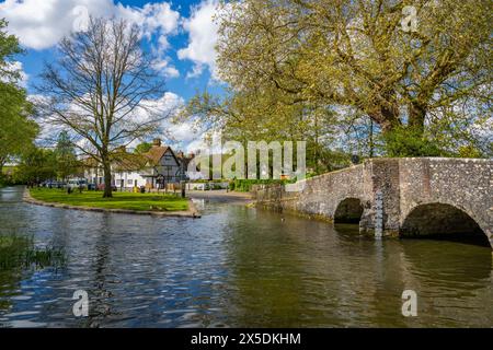 Le gué sur la rivière darent, au printemps à Eynesford Banque D'Images