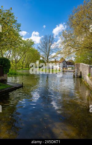 Le gué sur la rivière darent, au printemps à Eynesford Banque D'Images