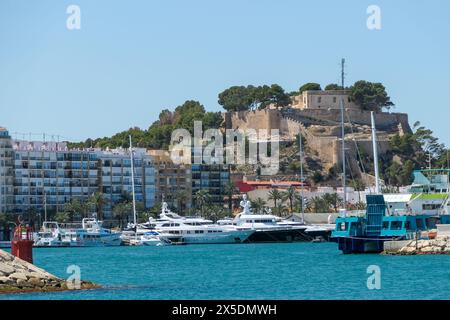 Denia à Alicante : la ville et le château de la zone portuaire Banque D'Images