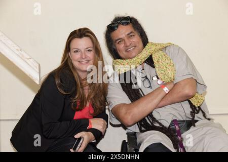 Paris, France. 7 mai 2024. Diane de Navacelle de Coubertin et le joueur de rugby Ryadh Sallem assistent à l'exposition ''empreinte 100 ans''. Banque D'Images