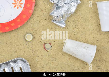 Après la fête ou le barbecue, griller les ordures sur un sable. Heure d'été. Banque D'Images