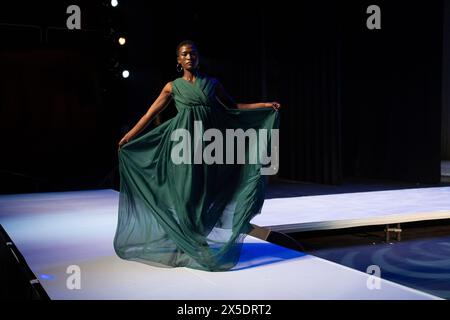 Johannesburg, Afrique du Sud. 8 mai 2024. Un mannequin présente une création à la Soweto Fashion week à Soweto, Johannesburg, Afrique du Sud, le 8 mai 2024. Crédit : Ihsaan Haffejee/Xinhua/Alamy Live News Banque D'Images