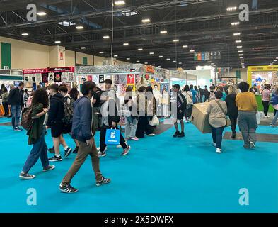 Turin, Italie. 09 mai 2024. Les visiteurs se promènent dans le salon du livre Salone Internazionale del Libro à Turin. Le salon de cette année est axé sur la littérature germanophone. Crédit : Christoph Sator/dpa/Alamy Live News Banque D'Images