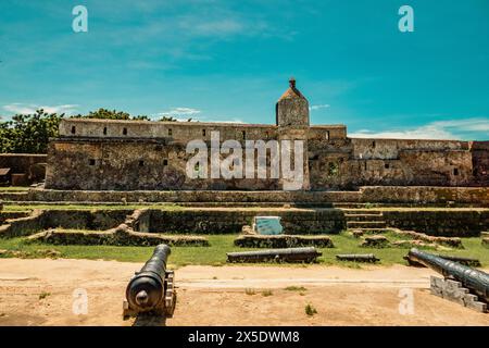 Canons sur les ruines du Fort Jésus à Mombasa, Kenya Banque D'Images