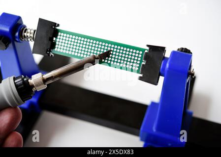 Carte de circuit imprimé pour éléments traces. ELECTRONIQUE radio. Support pour cartes de circuits imprimés. Banque D'Images