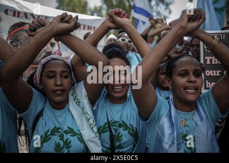 Tel Aviv, Israël. 09 mai 2024. Les Érythréens prennent part à une manifestation devant le poste de police du district de tel Aviv à l'approche de la Journée de l'indépendance de l'Érythrée. Crédit : Ilia Yefimovich/dpa/Alamy Live News Banque D'Images