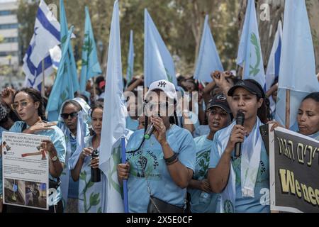 Tel Aviv, Israël. 09 mai 2024. Les Érythréens prennent part à une manifestation devant le poste de police du district de tel Aviv à l'approche de la Journée de l'indépendance de l'Érythrée. Crédit : Ilia Yefimovich/dpa/Alamy Live News Banque D'Images