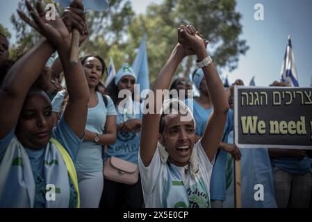 Tel Aviv, Israël. 09 mai 2024. Les Érythréens prennent part à une manifestation devant le poste de police du district de tel Aviv à l'approche de la Journée de l'indépendance de l'Érythrée. Crédit : Ilia Yefimovich/dpa/Alamy Live News Banque D'Images