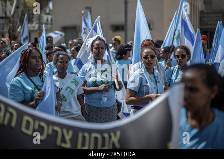 Tel Aviv, Israël. 09 mai 2024. Les Érythréens prennent part à une manifestation devant le poste de police du district de tel Aviv à l'approche de la Journée de l'indépendance de l'Érythrée. Crédit : Ilia Yefimovich/dpa/Alamy Live News Banque D'Images