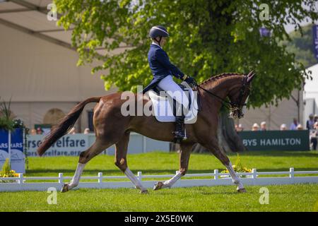 Badminton, Royaume-Uni . 09 mai 2024. Zara Tindall termine son test de dressage aux mars Badminton Horse Trials, surveillée par son père, le capitaine Mark Phillips, quatre fois vainqueur de ce prestigieux événement. Zara Riding Her Horse Class Affair a complété le test avec un score crédible de 63,70 crédit : David Betteridge/Alamy Live News Banque D'Images