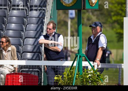 Badminton, Royaume-Uni . 09 mai 2024. Zara Tindall termine son test de dressage aux mars Badminton Horse Trials, surveillée par son père, le capitaine Mark Phillips, quatre fois vainqueur de ce prestigieux événement. Zara Riding Her Horse Class Affair a complété le test avec un score crédible de 63,70 crédit : David Betteridge/Alamy Live News Banque D'Images