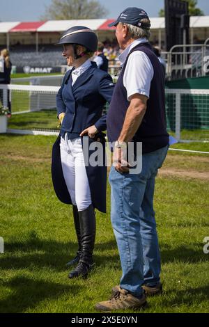 Badminton, Royaume-Uni . 09 mai 2024. Zara Tindall termine son test de dressage aux mars Badminton Horse Trials, surveillée par son père, le capitaine Mark Phillips, quatre fois vainqueur de ce prestigieux événement. Zara Riding Her Horse Class Affair a complété le test avec un score crédible de 63,70 crédit : David Betteridge/Alamy Live News Banque D'Images