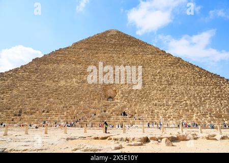 Touristes à la base de la Grande Pyramide de Khoufou, de Gizeh, le Caire, Egypte Banque D'Images