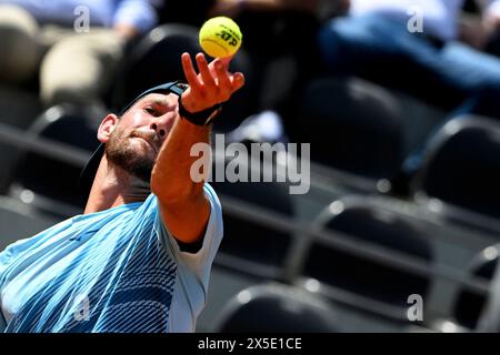 Rome, Italie. 09 mai 2024. Andrea Vavassori, d'Italie, sert pendant le match contre Dominik Koepfer, d'Allemagne, au tournoi de tennis Internazionali BNL d'Italia 2024 au Foro Italico à Rome, Italie, le 9 mai 2024. Crédit : Insidefoto di andrea staccioli/Alamy Live News Banque D'Images