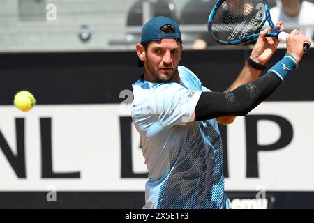 Rome, Italie. 09 mai 2024. Andrea Vavassori, d'Italie, en action lors du match contre Dominik Koepfer, d'Allemagne, au tournoi de tennis Internazionali BNL d'Italia 2024 au Foro Italico à Rome, Italie, le 9 mai 2024. Crédit : Insidefoto di andrea staccioli/Alamy Live News Banque D'Images