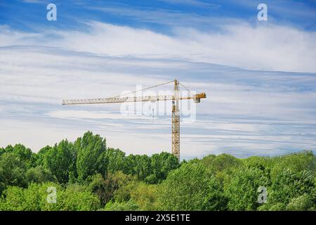 Une grue de construction contre le ciel. Banque D'Images