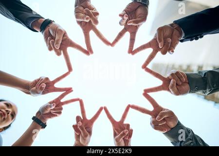 Vedette, travail d'équipe ou mains de gens d'affaires pour le soutien ou la paix avec la diversité ou la collaboration communautaire. Ciel bleu, angle bas ou groupe avec Banque D'Images