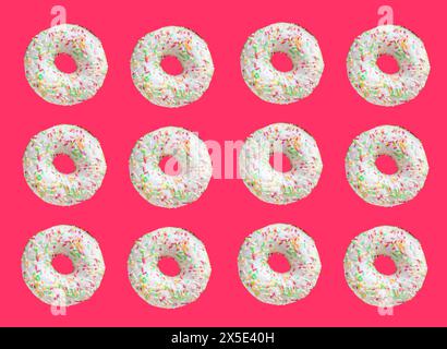 Motif composé de beignets en anneau avec glaçure blanche et de centaines et de milliers de courgeuses sur fond rouge Banque D'Images