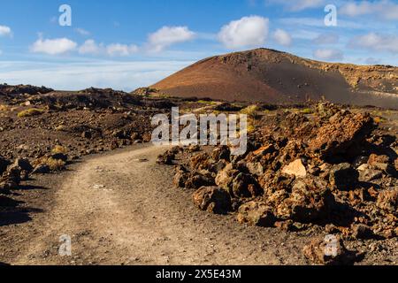 Sentier autour du Montana Colorada. Le chemin entre le champ de lave. Île de Lanzarote, îles Canaries, Espagne, Europe Banque D'Images