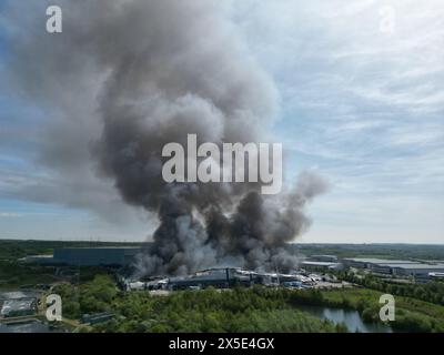 Une vue prise depuis un drone de l'incendie de Super Smart services près de l'A460 Orbital Island à Cannock, Staffordshire. Date de la photo : jeudi 9 mai 2024. Banque D'Images