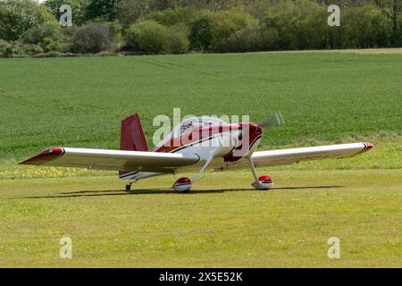 Le G-RPRV-9 Taildragger beau rouge et blanc Vans RV-9 arrive à l'aérodrome de Popham près de Basingstoke dans le Hampshire en Angleterre pour assister au vol annuel Banque D'Images