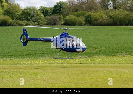 Smart Blue Guimbal Cabri Helicopter G-CKRK arrive à l'aérodrome de Popham près de Basingstoke dans le Hampshire Angleterre pour assister au vol annuel micro-léger Banque D'Images