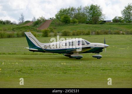 Regardant dans la pointe de la condtion ce Piper PA28 Turbo Dakota arrive à l'aérodrome de Popham près de Basingstoke Hampshire dans le sud de l'Angleterre Banque D'Images