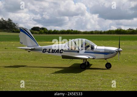 L'avion Evektor-Aerotechnik Eurostar EV-97 Ultralight arrive à l'aérodrome de Popham près de Basingstoke Hampshire dans le sud de l'Angleterre Banque D'Images