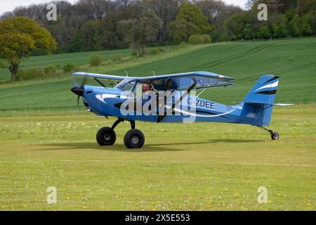 L'Eurofox Ultralight Taildragger à la recherche impeccable arrive à l'aérodrome de Popham près de Basingstoke dans le Hamshire en Angleterre pour le salon commercial et s'envole Banque D'Images