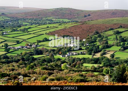 Paysage du parc national de Dartmoor près de Widecombe aka Widecombe dans le village de Moor vu de l'est de Top Tor, Devon Angleterre. Champs agricoles et landes Banque D'Images