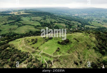 Crickley Hill camp causewayed et colline 4000 ans site d'occupation du néolithique à post romain. Cotswold Hills, Gloucestershire, Royaume-Uni. Commutateur de vue aérienne Banque D'Images