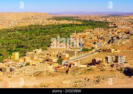 Vue sur la vallée de la rivière Todgha (Todra), et sur la ville de Tinghir, au centre du Maroc Banque D'Images