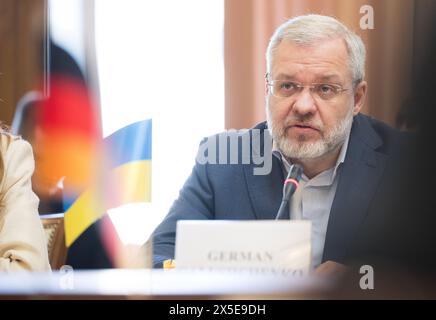 Kiew, Ukraine. 09 mai 2024. Herman Halushchenko, ministre ukrainien de l’énergie, intervient avant la signature d’un accord de coopération entre l’Allemagne et l’Ukraine pour la construction et l’expansion du réseau électrique ukrainien. Le voyage est en préparation de la conférence de reconstruction pour l'Ukraine, qui aura lieu à Berlin les 11 et 12 juin. Crédit : Sebastian Christoph Gollnow/dpa/Alamy Live News Banque D'Images