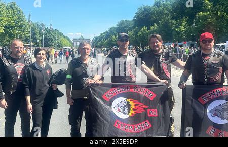 Berlin, Allemagne. 09 mai 2024. Les membres du groupe de rockeurs nationalistes soviétiques « Night Wolves » arborent des drapeaux. Le groupe visite divers sites commémoratifs depuis des années pour marquer l'anniversaire de la fin de la seconde Guerre mondiale il y a 79 ans. Les 8 et 9 mai marquent le 79e anniversaire de la libération du national-socialisme. Crédit : Lutz Deckwerth/dpa/TNN/dpa/Alamy Live News Banque D'Images