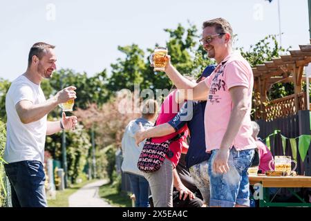 Berlin, Allemagne. 09 mai 2024. Les membres du club de jardinage Staaken 1922 e.V. célèbrent dans le bâtiment du club le jour de l'Ascension. Crédit : Carsten Koall/dpa/Alamy Live News Banque D'Images