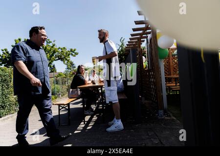 Berlin, Allemagne. 09 mai 2024. Les membres du club de jardinage Staaken 1922 e.V. célèbrent dans le bâtiment du club le jour de l'Ascension. Crédit : Carsten Koall/dpa/Alamy Live News Banque D'Images