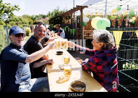 Berlin, Allemagne. 09 mai 2024. Les membres du club de jardinage Staaken 1922 e.V. célèbrent dans le bâtiment du club le jour de l'Ascension. Crédit : Carsten Koall/dpa/Alamy Live News Banque D'Images