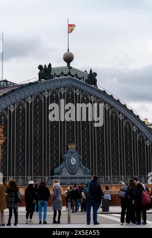 Madrid, Espagne. 11 février 2024 - Groupe de personnes debout devant la gare historique d'Atocha Banque D'Images